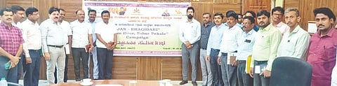 ಯಾದಗಿರಿಯಲ್ಲಿ ಸೋಮವಾರ ಜನಜಾತಿ ಗೌರವ ಉತ್ಸವ&2026ರ ಕರಪತ್ರವನ್ನು ಜಿಪಂ ಸಿಇಒ ಲವೀಶ್​ ಒರ್ಡಿಯಾ, ಎಡಿಸಿ ರಮೇಶ ಕೋಲಾರ ಬಿಡುಗಡೆ ಮಾಡಿದರು. ವಿವಿಧ ಇಲಾಖೆಗಳ ಅಧಿಕಾರಿಗಳಾದ ಕುಮಲಯ್ಯ, ಸಿ.ಎಸ್​.ಮುದೋಳ, ಸಿದ್ದಣ್ಣ ಅಣಬಿ ಇತರರಿದ್ದರು.