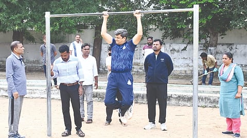 ಯಾದಗಿರಿ ನಗರದ ಕನಕ ವೃತ್ತದಲ್ಲಿನ ಸಾರ್ವಜನಿಕ ಉದ್ಯಾನವನಕ್ಕೆ ಮಂಗಳವಾರ ಬೆಳಗ್ಗೆ ಜಿಲ್ಲಾಽಕಾರಿ ರಾಹುಲ್ ಪಾಂಡ್ವೆ ಭೇಟಿ ನೀಡಿ ಜಿಮ್ ಮಾಡುವ ಮೂಲಕ ಆಟಿಕೆ ಸಾಮಾನು ಪರಿಶೀಲಿಸಿದರು. ನಗರಸಭೆ ಪೌರಾಯುಕ್ತ ಉಮೇಶ ಚವ್ಹಾಣ್, ಎಇಇ ವಿಶ್ವನಾಥ ಪಾಟೀಲ್ ಇತರರಿದ್ದರು. 