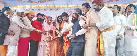 ಅಯ್ಯಪ್ಪ ಸ್ವಾಮಿ ದೇವಾಲಯ ಉದ್ಘಾಟನೆ ನಿಮಿತ್ತ ಸುರಪುರದಲ್ಲಿ ಶುಕ್ರವಾರ ಏರ್ಪಡಿಸಿದ್ದ ಧರ್ಮಸಭೆಯನ್ನು ಮಾಜಿ ಸಚಿವ ನರಸಿಂಹ ನಾಯಕ ಉದ್ಘಾಟಿಸಿದರು. ಮಂಜುನಾಥ ನಾಯಕ, ರಾಜು ಹನುಮಪ್ಪ ನಾಯಕ(ತಾತಾ), ಶಾಂತಗೌಡ ಚನ್ನಪಟ್ಟಣ, ಸುಜಾತಾ ಜೇವರ್ಗಿ, ಡಾ.ಆರ್.ವಿ.ನಾಯಕ, ಸಣ್ಣ ವೆಂಕಟರೆಡ್ಡಿ, ಜಯರಾಮ ಕಟ್ಟಿಮನಿ, ಗಿರೀಶ್ ಪಾಟೀಲ್ ಇತರರಿದ್ದರು.