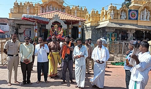   ಯಳಂದೂರು ತಾಲೂಕಿನ ಬಿಳಿಗಿರಿರಂಗನಾಥಸ್ವಾಮಿ ದೇವಸ್ಥಾನದಲ್ಲಿ ಭಾನುವಾರ ದೇವರ ಉತ್ಸವ ಮೂರ್ತಿಯನ್ನು  ಮೆರವಣಿಗೆ ಮಾಡುವ ಮೂಲಕ  ಸಂಕ್ರಾಂತಿ ಚಿಕ್ಕ ರಥೋತ್ಸವಕ್ಕೆ ಮಂಗಳ ಹಾಡಲಾಯಿತು. ಅರ್ಚಕರು, ಕಾರ್ಯನಿರ್ವಾಹಕ ಅಧಿಕಾರಿ ಮತ್ತು ಸಿಬ್ಬಂದಿ ಹಾಜರಿದ್ದರು.