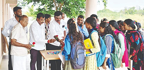 ಯಳಂದೂರು ತಾಲೂಕಿನ ಮೆಳ್ಳಹಳ್ಳಿ ಗ್ರಾಮದ ಸರ್ಕಾರಿ ಆದರ್ಶ ಶಾಲೆಯಲ್ಲಿ ಬುಧವಾರ ಎಸ್‌ಎಸ್‌ಎಲ್‌ಸಿ ಪರೀಕ್ಷೆ ಬರೆಯುತ್ತಿರುವ ವಿದ್ಯಾರ್ಥಿಗಳಿಗೆ ಎ.ಆರ್.ಕೃಷ್ಣಮೂರ್ತಿ ಅಭಿಮಾನಿ ಬಳಗದಿಂದ ಗುಲಾಬಿ ಹೂವು, ಪೆನ್ನು ನೀಡಿ ಶುಭ ಕೋರಲಾಯಿತು. ಕಂದಹಳ್ಳಿ ನಂಜುಂಡಸ್ವಾಮಿ, ಪ್ರಭುಶಂಕರ್ ಸೇರಿದಂತೆ ಅನೇಕರು ಇದ್ದರು. 