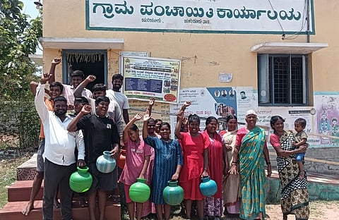 ಯಳಂದೂರು ತಾಲೂಕಿನ ಯರಿಯೂರು ಗ್ರಾಮ ಪಂಚಾಯಿತಿ ಕಚೇರಿ ಮುಂಭಾಗ ಶನಿವಾರ 1 ಮತ್ತು 2 ನೇ ವಾರ್ಡ್ ನಿವಾಸಿಗಳು ಖಾಲಿ ಕೊಡ ಹಿಡಿದು ಪ್ರತಿಭಟನೆ ನಡೆಸಿದರು.