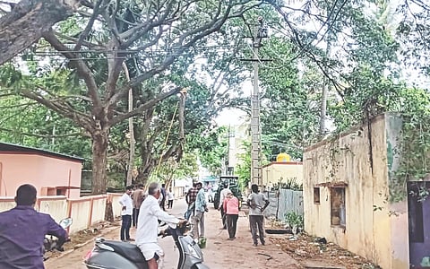 ಯಳಂದೂರು ಪಟ್ಟಣದಲ್ಲಿ ಎಬಿ ಕೇಬಲ್ ಕಾಮಗಾರಿ ಹಿನ್ನೆಲೆಯಲ್ಲಿ ವಿದ್ಯುತ್ ಸ್ಥಗಿತಗೊಳಿಸಿರುವುದು.