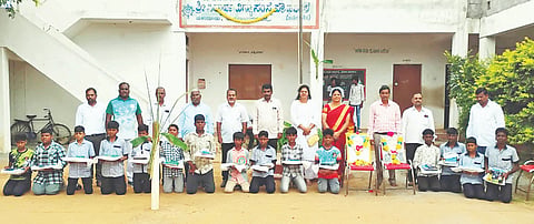 ಯಳಂದೂರು ಪಟ್ಟಣ ಸಿದ್ಧಾರ್ಥ ವಿದ್ಯಾಸಂಸ್ಥೆಯ ವಿದ್ಯಾರ್ಥಿಗಳಿಗೆ ಸಂಸ್ಥೆಯ ನಿರ್ದೇಶಕ ಶಾಂತರಾಜು, ವಿದ್ಯಾರ್ಥಿಗಳಿಗೆ ನೋಟ್‌ಬುಕ್, ಸಮವಸ್ತ್ರ ವಿತರಿಸಿದರು. ಶಾಲೆಯ ಮುಖ್ಯಶಿಕ್ಷಕ ಎ.ಶಿವಣ್ಣ, ಅಶ್ವಿನಿ ಇತರರು ಇದ್ದರು. 