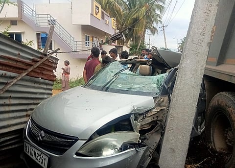 ಯಳಂದೂರು ತಾಲೂಕಿನ ಕಂದಹಳ್ಳಿ ಗ್ರಾಮದಲ್ಲಿ ಬುಧವಾರ ರಾತ್ರಿ ನಡೆದ ರಸ್ತೆ ಅಪಘಾತದಲ್ಲಿ ನಜ್ಜುಗುಜ್ಜಾಗಿರುವ ಕಾರು 
