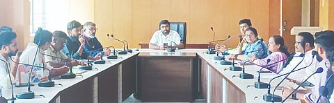 ಯಲ್ಲಾಪುರ ತಹಸೀಲ್ದಾರ್ ಕಚೇರಿಯಲ್ಲಿ ತಹಸೀಲ್ದಾರ್ ಚಂದ್ರಶೇಖರ ಹೊಸ್ಮನಿ ಅಧ್ಯಕ್ಷತೆಯಲ್ಲಿ ಶನಿವಾರ ಎಚ್‌ಪಿವಿ ಲಸಿಕೆ ನೀಡುವ ಅಭಿಯಾನದ ಕುರಿತಂತೆ ಅಧಿಕಾರಿಗಳು ಹಾಗೂ ವಿವಿಧ ಸಮಾಜದ ಮುಖಂಡರ ಸಭೆ ನಡೆಯಿತು. ಡಾ.ನರೇಂದ್ರ ಪವಾರ್, ಡಾ.ಗಿರೀಶ, ಕೇಶವ ಚೌಗಲೆ, ರೇಖಾ ನಾಯ್ಕ ಇತರರಿದ್ದರು.