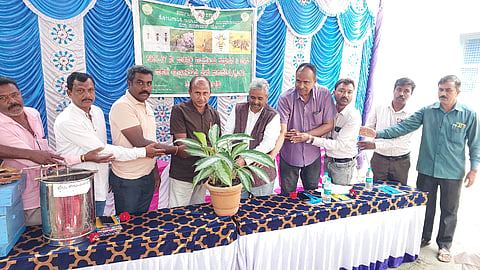 ಪಿರಿಯಾಪಟ್ಟಣದ ತೋಟಗಾರಿಕಾ ಇಲಾಖೆಯ ಕಚೇರಿ ಆವರಣದಲ್ಲಿ ಏರ್ಪಡಿಸಲಾಗಿದ್ದ ಜೇನು ಸಾಕಾಣಿಕೆಯ ತರಬೇತಿ ಕಾರ್ಯಕ್ರಮವನ್ನು ಪೊನ್ನಂಪೇಟೆ ಅರಣ್ಯ ಕಾಲೇಜಿನ ವಿಷಯ ತಜ್ಞ ಡಾ.ಕೆಂಚಾರೆಡ್ಡಿ ಉದ್ಘಾಟಿಸಿದರು. ತೋಟಗಾರಿಕಾ ಇಲಾಖೆಯ ಹಿರಿಯ ಸಹಾಯಕ ನಿರ್ದೇಶಕ ಗುರುಸ್ವಾಮಿ, ಸಹಾಯಕ ತೋಟಗಾರಿಕಾ ಅಧಿಕಾರಿಗಳಾದ ಪ್ರಸಾದ್, ಮಲ್ಲಿಕಾರ್ಜುನ್ ಇತರರು ಇದ್ದರು.
