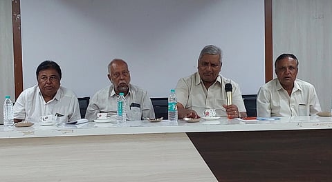 ಪಿರಿಯಾಪಟ್ಟಣದ ತಾಲೂಕು ಪಂಚಾಯಿತಿ ಸಭಾಂಗಣದಲ್ಲಿ ಕರೆಯಲಾಗಿದ್ದ ಸುದ್ದಿಗೋಷ್ಠಿಯಲ್ಲಿ ಪಶು ಸಂಗೋಪನೆ ಮತ್ತು ರೇಷ್ಮೆ ಸಚಿವ ಕೆ.ವೆಂಕಟೇಶ್ ಮಾತನಾಡಿದರು. ಬ್ಲಾಕ್ ಕಾಂಗ್ರೆಸ್ ಅಧ್ಯಕ್ಷರಾದ ಡಿ.ಟಿ.ಸ್ವಾಮಿ, ರಹಮತ್ ಜಾನ್ ಬಾಬು, ಪಿಎಲ್‌ಡಿ ಬ್ಯಾಂಕ್ ಅಧ್ಯಕ್ಷ ಕೆ.ಹೊಲದಪ್ಪ ಇದ್ದಾರೆ.