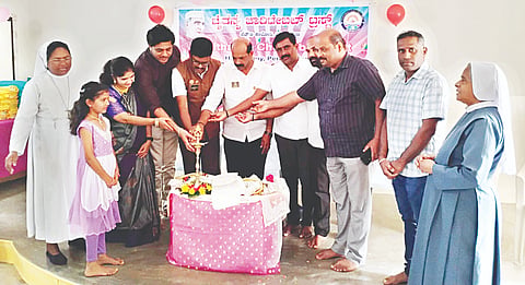 ಪಿರಿಯಾಪಟ್ಟಣದ ಚೈತನ್ಯ ಚಾರಿಟಬಲ್ ಟ್ರಸ್ಟ್ ಆವರಣದಲ್ಲಿ ಆಯೋಜಿಸಿದ್ದ ಮಕ್ಕಳ ದಿನಾಚರಣೆ ಕಾರ್ಯಕ್ರಮವನ್ನು ಲಯನ್ಸ್ ಕ್ಲಬ್ ಅಧ್ಯಕ್ಷ ಜೆ.ಗಿರೀಶ್ ಉದ್ಘಾಟಿಸಿದರು. ಕೆ.ಎ.ಮಹದೇವಪ್ಪ, ಕೆಂಪಣ್ಣ, ಸಿಸ್ಟರ್ ರೋಸಿ, ಸಿಸ್ಟರ್ ಜಿಷಾ ಇದ್ದರು.