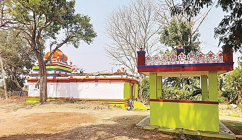 ಪಿರಿಯಾಪಟ್ಟಣದ ಇತಿಹಾಸ ಪ್ರಸಿದ್ಧ ಶ್ರೀ ಚಂದ್ರಮೌಳೇಶ್ವರ ಸ್ವಾಮಿಯ ದೇವಸ್ಥಾನದ ಹೊರನೋಟ.