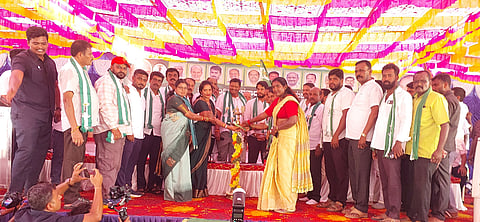 ಪಿರಿಯಾಪಟ್ಟಣ ತಾಲೂಕು ಜೆಡಿಎಸ್ ಘಟಕದ ವತಿಯಿಂದ ಆಯೋಜಿಸಿದ್ದ ಜನರೊಂದಿಗೆ ಜನತಾದಳ ಸಮಾವೇಶವನ್ನು ಯುವ ಜನತಾದಳ ಅಧ್ಯಕ್ಷ ನಿಖಿಲ್ ಕುಮಾರಸ್ವಾಮಿ ಉದ್ಘಾಟಿಸಿದರು. ಸಾ.ರಾ.ಮಹೇಶ್, ಕೆ.ಮಹದೇವ್, ಜಿ.ಡಿ.ಹರೀಶ್ ಗೌಡ, ವಿವೇಕಾನಂದ, ಸಿ.ಎನ್.ಮಂಜೇಗೌಡ, ಪಿ.ಎಂ.ಪ್ರಸನ್ನ ಇತರರು ಇದ್ದರು.