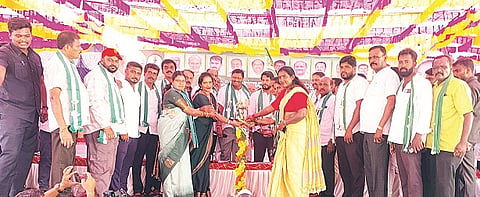  ಪಿರಿಯಾಪಟ್ಟಣ ತಾಲೂಕು ಜೆಡಿಎಸ್ ಘಟಕದ ವತಿಯಿಂದ ಆಯೋಜಿಸಿದ್ದ ಜನರೊಂದಿಗೆ ಜನತಾದಳ ಸಮಾವೇಶವನ್ನು ಯುವ ಜನತಾದಳ ಅಧ್ಯಕ್ಷ ನಿಖಿಲ್ ಕುಮಾರಸ್ವಾಮಿ ಉದ್ಘಾಟಿಸಿದರು. ಸಾ.ರಾ.ಮಹೇಶ್, ಕೆ.ಮಹದೇವ್, ಜಿ.ಡಿ.ಹರೀಶ್ ಗೌಡ, ವಿವೇಕಾನಂದ, ಸಿ.ಎನ್.ಮಂಜೇಗೌಡ, ಪಿ.ಎಂ.ಪ್ರಸನ್ನ ಇತರರು ಇದ್ದರು.