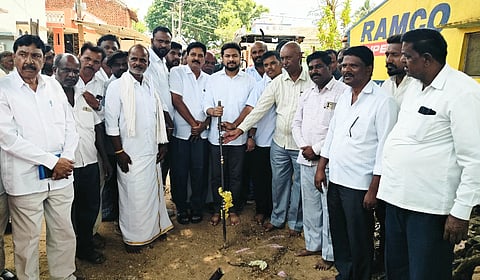 ನಂಜನಗೂಡು ತಾಲೂಕಿನ ಕೊತ್ತನಹಳ್ಳಿ ಗ್ರಾಮದಲ್ಲಿ ಸಿಸಿ ರಸ್ತೆ ಹಾಗೂ ಚರಂಡಿ  ಕಾಮಗಾರಿಗೆಶಾಸಕ  ದರ್ಶನ್  ಶನಿವಾರ ಭೂಮಿ ಪೂಜೆ ನೆರವೇರಿಸಿದರು. ಮಾಜಿ ಶಾಸಕರಾದ ಕಳಲೆ ಕೇಶವಮೂರ್ತಿ, ಗ್ಯಾರಂಟಿ ಅನುಷ್ಠಾನ ಸಮಿತಿ ಅಧ್ಯಕ್ಷ ಕೆ. ಮಾರುತಿ, ಹುಲ್ಲಹಳ್ಳಿ ಬ್ಲಾಕ್ ಕಾಂಗ್ರೆಸ್ ಅಧ್ಯಕ್ಷ ಶ್ರೀಕಂಠ ನಾಯಕ, ಚನ್ನಕೇಶವ ಇದ್ದರು. 