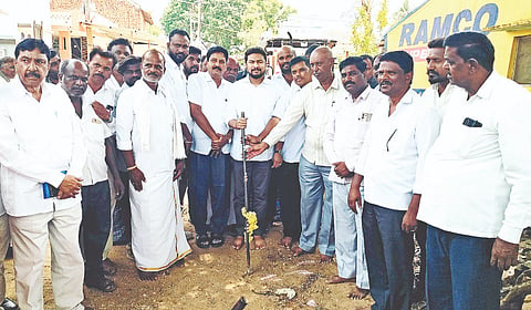 ನಂಜನಗೂಡು ತಾಲೂಕಿನ ಕೊತ್ತನಹಳ್ಳಿ ಗ್ರಾಮದಲ್ಲಿ ಸಿಸಿ ರಸ್ತೆ ಹಾಗೂ ಚರಂಡಿ  ಕಾಮಗಾರಿಗೆಶಾಸಕ  ದರ್ಶನ್ ಶನಿವಾರ ಭೂಮಿ ಪೂಜೆ ನೆರವೇರಿಸಿದರು. ಮಾಜಿ ಶಾಸಕರಾದ ಕಳಲೆ ಕೇಶವಮೂರ್ತಿ, ಗ್ಯಾರಂಟಿ ಅನುಷ್ಠಾನ ಸಮಿತಿ ಅಧ್ಯಕ್ಷ ಕೆ. ಮಾರುತಿ, ಹುಲ್ಲಹಳ್ಳಿ ಬ್ಲಾಕ್ ಕಾಂಗ್ರೆಸ್ ಅಧ್ಯಕ್ಷ ಶ್ರೀಕಂಠ ನಾಯಕ, ಚನ್ನಕೇಶವ ಇದ್ದರು.