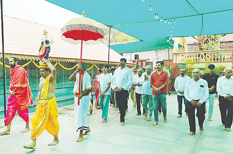 ಕಕ್ಕಬೆಯ ಪಾಡಿ ಶ್ರೀ ಇಗುತ್ತಪ್ಪ ದೇವಸ್ಥಾನದ ಅಷ್ಟ ಬಂಧ ಬ್ರಹ್ಮಕಲಶೋತ್ಸವದಲ್ಲಿ ದೇವರ ನೃತ್ಯ ಬಲಿ.