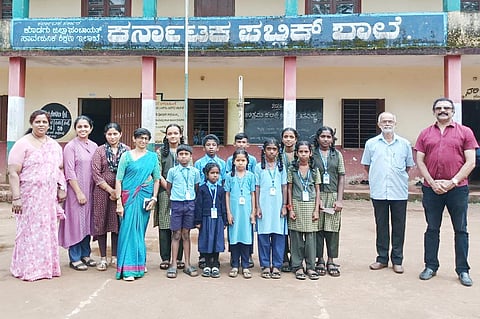 ನಾಪೋಕ್ಲು ಕರ್ನಾಟಕ ಪಬ್ಲಿಕ್ ಶಾಲೆ (ಹಳೇ ತಾಲೂಕು) ಹಳೇ ವಿದ್ಯಾರ್ಥಿಯಾದ ಅಪ್ಪನೆರವಂಡ ಮಾದಪ್ಪನವರು ತಮ್ಮ ತಾಯಿ ಹಾಗೂ ಶಾಲೆಯ ವಿಶ್ರಾಂತ ಶಿಕ್ಷಕಿ ದಿ. ಲಕ್ಷ್ಮೀ ಅವರ ಸವಿನೆನಪಿಗಾಗಿ ಶಾಲಾ ವಿದ್ಯಾರ್ಥಿಗಳಿಗೆ ನಗದು ಬಹುಮಾನವನ್ನು ವಿತರಿಸಿದರು.