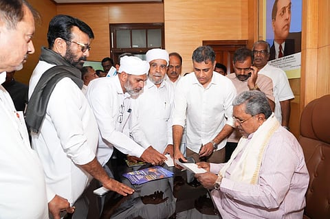 ಬೆಂಗಳೂರಿನಲ್ಲಿ ಮುಖ್ಯಮಂತ್ರಿ ಸಿದ್ದರಾಮಯ್ಯ ಅವರನ್ನು ಭೇಟಿಯಾದ ತಾಜಲ್ ಇಸ್ಲಾಂ ಮುಸ್ಲಿಂ ಜಮಾತ್ ಆಡಳಿತ ಮಂಡಳಿ ಸದಸ್ಯರು ಎಮ್ಮೆಮಾಡು ಉರುಸ್ ಕಾರ್ಯಕ್ರಮಕ್ಕೆ ಆಹ್ವಾನಿಸಿದರು.