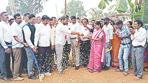ಕೊಡಗು ಜಿಲ್ಲಾಡಳಿತ, ಹೊದ್ದೂರು ಗ್ರಾಮ ಪಂಚಾಯಿತಿ ಸಹಯೋಗದಲ್ಲಿ ಕಡಬಗೇರಿಯಲ್ಲಿ ನೂತನ ಬಡಾವಣೆಗೆ ಶಾಸಕ ಡಾ.ಮಂತರ್‌ಗೌಡ ಚಾಲನೆ ನೀಡಿದರು.