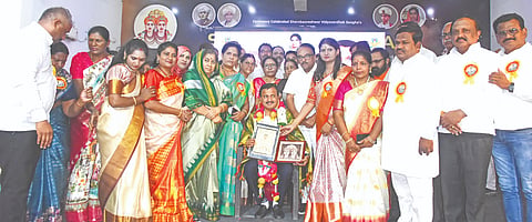ಕಲಬುರಗಿಯಲ್ಲಿ ಮಹಿಳಾ ಸರ್ಕಾರಿ ನೌಕರರ ಸಂಘದಿAದ ಹಮ್ಮಿಕೊಂಡಿದ್ದ ಸಮಾರಂಭದಲ್ಲಿ ನೌಕರರ ಸಂಘದ ಅಧ್ಯಕ್ಷ ಸಿ.ಎಸ್.ಷಡಾಕ್ಷರಿ ಅವರನ್ನು ಸತ್ಕರಿಸಲಾಯಿತು. ಮಾತೋಶ್ರೀ ಡಾ.ದಾಕ್ಷಾಯಿಣಿ ಅಪ್ಪ, ಅಪ್ಪ, ಶ್ರೀ ಸಿದ್ಧೇಶ್ವರ ಶಿವಾಚಾರ್ಯ, ಶಶೀಲ್ ನಮೋಶಿ, ನಂದಿನಿ ಸನಬಾಳ್, ಸವಿತಾ ನಾಶಿ, ಬಸವರಾಜ ಬಳೂಂಡಗಿ, ಗಿರಿಗೌಡ, ಮಲ್ಲಿಕಾರ್ಜುನ ಬಳ್ಳಾರಿ ಇತರರಿದ್ದರು.