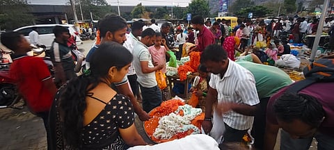 ಕೊಪ್ಪಳದಲ್ಲಿ ಬುಧವಾರ ಯುಗಾದಿ ಹಬ್ಬಕ್ಕೆ ಹೂಗಳ ಖರೀದಿಗೆ ಮುಗಿಬಿದ್ದ ಜನ.