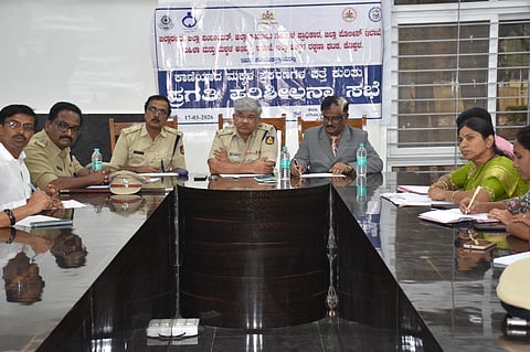 ಕೊಪ್ಪಳದಲ್ಲಿ ಮಂಗಳವಾರ ಆಯೋಜಿಸಿದ್ದ ಕಾಣೆಯಾದ ಮಕ್ಕಳ ಪತ್ತೆಗಾಗಿ ರಚನೆಯಾದ ವಿಶೇಷ ಕಾರ್ಯಪಡೆಯ ಸಭೆಯಲ್ಲಿ ಎಸ್ಪಿ ಡಾ. ರಾಮ್​. ಎಲ್​. ಅರಸಿದ್ದಿ ಮಾತನಾಡಿದರು.ಜಿಲ್ಲಾ ಕಾನೂನು ಸೇವೆಗಳ ಪ್ರಾಧಿಕಾರದ ಸದಸ್ಯ ಕಾರ್ಯದರ್ಶಿ ಮಹಾಂತೇಶ ದರಗದ, ಎಎಸ್ಪಿ ಆರ್​. ಹೇಮಂತಕುಮಾರ, ಡಿವೈಎಸ್ಪಿ ಮುತ್ತಣ್ಣ ಸವರಗೋಳ, ಜಿಲ್ಲಾ ಮಕ್ಕಳ ರಕ್ಷಣಾಧಿಕಾರಿ ಸಿಂಧು ಅಂಗಡಿ ಇದ್ದರು.