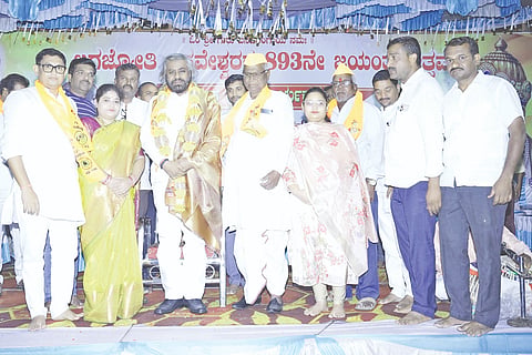 ಕಮಲಾಪುರದಲ್ಲಿ ಬಸವ ಜಯಂತಿ ನಿಮಿತ್ತ ಹಮ್ಮಿಕೊಂಡಿದ್ದ ಧಾರ್ಮಿಕ ಸಭೆಯಲ್ಲಿ ಅರಣ್ಯ ಸಚಿವ ಈಶ್ವರ ಖಂಡ್ರೆ ಅವರನ್ನು ಸತ್ಕರಿಸಲಾಯಿತು. ಗುರು ಮಾಟೂರ, ಶರಣು ಮೋದಿ, ಅಮೃತಪ್ಪ ದೊಶೆಟ್ಟಿ, ಸಿದ್ದಯ್ಯ ಸ್ವಾಮಿ ಇತರರಿದ್ದರು.