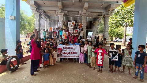 ಕೊಪ್ಪಳ ತಾಲೂಕಿನ ಹಿರೇಕಾಸನಕಂಡಿಯಲ್ಲಿ ಜ್ಯೋತಿರಾವ್​ ಫುಲೆ 200 ನೇ ಜನ ವಾರ್ಷಿಕೋತ್ಸವ ಅಂಗವಾಗಿ ಎಐಡಿಎಸ್​ಒನಿಂದ ಮಕ್ಕಳ ಶಿಬಿರ ಆಯೋಜಿಸಲಾಗಿತ್ತು.