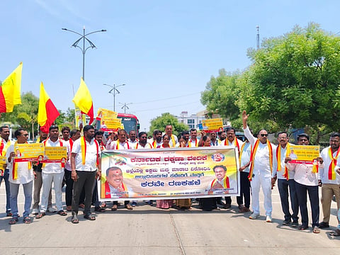 ಕೊಪ್ಪಳ ಕರವೇ ಟಕದಿಂದ ಅಕ್ರಮ ಮಧ್ಯ ಮಾರಾಟವನ್ನು ತಡೆಗಟ್ಟುವಂತೆ ಆಗ್ರಹಿಸಿ ಜಿಲ್ಲಾಡಳಿತ ಭವಮನದ ಮುಂದಿನ ರಸ್ತೆ ತಡೆದು ಪ್ರತಿಭಟನೆ ನಡೆಸಲಾಯಿತು. ಕರವೇ ಪದಾಧಿಕಾರಿಗಳಾದ ಬಸನಗೌಡ ಪೋ.ಪಾಟೀಲ, ಬಿ. ಗಿರೀಶಾನಂದ ಜ್ಞಾನಸುಂರ, ಭುವನೇಶ್ವರಿ ಮೊಟಗಿ, ಹುಸೇನಬಾಶಾ ಮಣ್ಣೂರು, ಕಲ್ಲಯ್ಯ ಹಿರೇಮಠ ಇದ್ದರು.