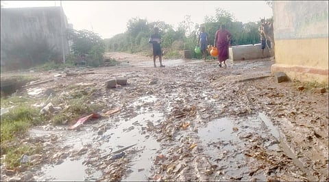 ಕೆಸರು ಗದ್ದೆಯಾದ ವಗದನಾಳ ರಸ್ತೆ