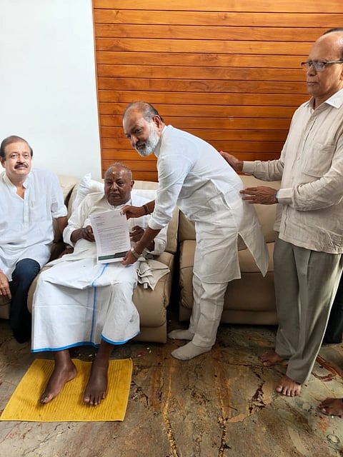 ಕೈಗಾರಿಕೆಗಳ ವಿರುದ್ಧ ಕ್ರಮಕ್ಕೆ ಆಗ್ರಹಿಸಿ ಜೆಡಿಎಸ್​ ರಾಜ್ಯ ಕೋರ್​ ಕಮಿಟಿ ಸದಸ್ಯ ಸಿ.ವಿ.ಚಂದ್ರಶೇಖರ ಸೋಮವಾರ ಬೆಂಗಳೂರಿನಲ್ಲಿ ಮಾಜಿ ಪ್ರಧಾನಿ ಎಚ್​.ಡಿ.ದೇವೇಗೌಡಗೆ ಮನವಿ ಸಲ್ಲಿಸಿದರು. 