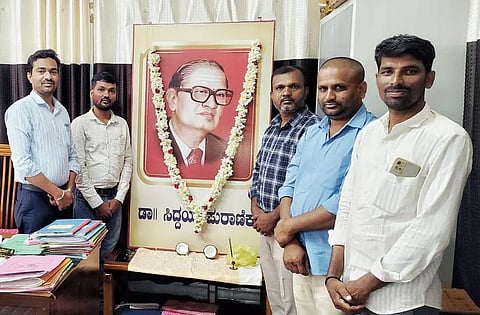 ಕೊಪ್ಪಳ ಜಿಲ್ಲೆಯ ಹಿರಿಯ ಸಾಹಿತಿ ಡಾ. ಸಿದ್ದಯ್ಯ ಪುರಾಣಿಕರ ಜನ್ಮದಿನಾಚರಣೆ ಅಂಗವಾಗಿ ಅವರ ಭಾವಚಿತ್ರಕ್ಕೆ ಕನ್ನಡ ಮತ್ತು ಸಂಸತಿ ಇಲಾಖೆ ಸಹಾಯಕ ನಿರ್ದೇಶಕ ಕರ್ಣಕುಮಾರ ಪುಷ್ಪಾರ್ಚನೆ ಸಲ್ಲಿಸಿದರು. ಎಂ.ಎಸ್​. ದೊಡ್ಡಮನಿ, ಯಮನೂರಪ್ಪ, ಶಂಕರ್​ ಇದ್ದರು.