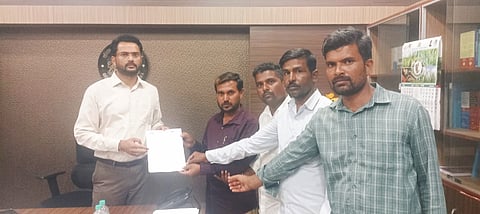 ಜಿಲ್ಲೆಯ ಕುಷ್ಟಗಿ ಪಟ್ಟಣದ ಬಾಲಕಿಯರ ಪದವಿ ಪೂರ್ವ ಕಾಲೇಜಿನಲ್ಲಿ ಅತಿಥಿ ಉಪನ್ಯಾಸಕರ ನೇಮಕಾತಿಯಲ್ಲಿ ಅಕ್ರಮಗಳು ನಡೆದಿವೆ ಎಂದು ಆರೋಪಿಸಿ ಸೂಕ್ತ ತನಿಖೆ ನಡೆಸುವಂತೆ ಆಗ್ರಹಿಸಿ ಡಿವೈಎಫ್​ಐ ಜಿಲ್ಲಾ ಸಮಿತಿ ಎಡಿಸಿ ಸಿದ್ರಾಮೇಶ್ವರಗೆ ಮನವಿ ಸಲ್ಲಿಸಿದರು. ರಾಜ್ಯ ಸಮಿತಿ ಸದಸ್ಯ ಅಮರೇಶ ಕಡಗದ, ಜಿಲ್ಲಾ ಮುಖಂಡ ಲಕ್ಷ$್ಮಣ ನವಲಹಳ್ಳಿ, ಅತಿಥಿ ಉಪನ್ಯಾಸಕರ ಅಭ್ಯರ್ಥಿಗಳಾದ ಯಮನೂರಪ್ಪ, ಅಶೋಕ ಇದ್ದರು.