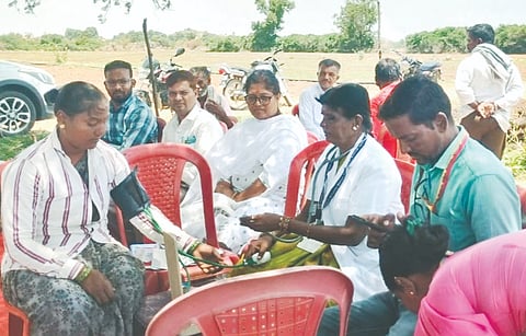 ಸುರಪುರ ತಾಲೂಕಿನ ಖಾನಾಪುರ ಎಸ್​.ಎಚ್​.ಗ್ರಾಮ ಪಂಚಾಯಿತಿ ವ್ಯಾಪ್ತಿಯ ನರೇಗಾ ಕೂಲಿ ಕಾರ್ಮಿಕರ ಆರೋಗ್ಯ ತಪಾಸಣೆ ಬುಧವಾರ ನಡೆಯಿತು. ದುರ್ಗಾಶ್ರೀ, ಮಲ್ಲಿಕಾರ್ಜುನ, ಭರತ್​, ರೇಣುಕಾ, ಸಂತೋಷ ಇತರರಿದ್ದರು.