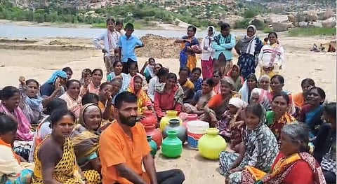 ಕುಡಿವ ನೀರು ಸಮಸ್ಯೆ ಪರಿಹಾರಕ್ಕೆ ಒತ್ತಾಯಿಸಿ ಶನಿವಾರ ಕೊಪ್ಪಳ ತಾಲೂಕಿನ ನಾಗೇಶನಳ್ಳಿ ಗ್ರಾಮಸ್ಥರು ಪ್ರತಿಭಟನೆ ನಡೆಸಿದರು. ಗ್ರಾಮಸ್ಥರಾದ ದ್ಯಾಮವ್ವ ಸಿಂದೋಗಿ, ಕೀರವ್ವ ವಣಗೇರಿ, ಮುದಕವ್ವ ಸುಗ್ಗಿ, ಮುಮ್ತಾಜ್​ ಬೇಗಂ,  ಕೀರವ್ವ ನೆರಬೆಂಚಿ, ಕರಿಯಮ್ಮ ತಳವಾರ, ಕಾಶಿಂ ಕೆ.ಎನ್​. ಇದ್ದರು. 
