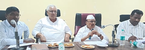 ಆಳಂದ ತಾಲೂಕು ಪಂಚಾಯಿತಿ ಸಭಾಂಗಣದಲ್ಲಿ ಹಮ್ಮಿಕೊಂಡಿದ್ದ ಸಭೆಯಲ್ಲಿ ಶಾಸಕ ಬಿ.ಆರ್​.ಪಾಟೀಲ್​ ಮಾತನಾಡಿದರು. ಶಿವಪುತ್ರಪ್ಪ ಪಾಟೀಲ್​, ಅಣ್ಣಾರಾವ ಪಾಟೀಲ್​, ಮಾನಪ್ಪ ಕಟ್ಟಿಮನಿ ಇದ್ದರು.