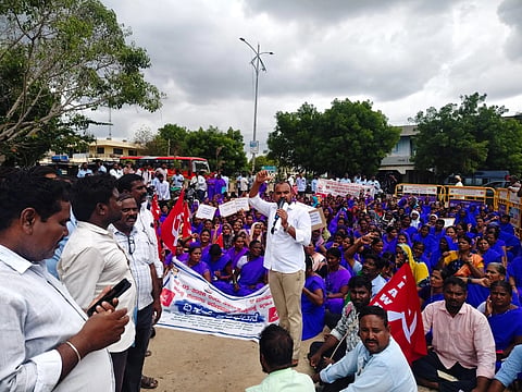 ಕೊಪ್ಪಳದಲ್ಲಿ ಮೂರು ಕಲ್ಯಾಣ ಇಲಾಖೆಯಡಿ ಕಾರ್ಯನಿರ್ವಹಿಸುವ ಹಾಸ್ಟೇಲ್​ ಹೊರಗುತ್ತಿಗೆ ನೌಕರರು ಕನಿಷ್ಠ ವೇತನ ಜಾರಿಗಾಗಿ ಒತ್ತಾಯಿಸಿ ಪ್ರತಿಭಟನೆ ನಡೆಸಿದರು. ರಾಜ್ಯ ಸರ್ಕಾರಿ ಹಾಸ್ಟೆಲ್​ ಹೊರಗುತ್ತಿಗೆ ನೌಕರರ ಸಂಘದ ಜಿಲ್ಲಾ ಅಧ್ಯಕ್ಷ ಕೆನ್ನನೇಶ ಕಡಗದ, ಪ್ರಧಾನ ಕಾರ್ಯದರ್ಶಿ ದಾವಲ್​ ಸಾಬ್​ ಕಂಪ್ಲಿ, ಪ್ರಮುಖರಾದ ಮಹಮ್ಮದ್​ ರಫೀಕ್​, ದ್ಯಾಮಣ್ಣ ಪರಿಯವರ, ಫಾಲಾಕ್ಷಗೌಡ ಪೋಲಿಸ್​ ಪಾಟೀಲ, ಫಕ್ಕಿರಪ್ಪ ಇದ್ದರು.