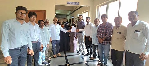ಪ್ರಸ್ತುತ ಶಿಕ್ಷಕರ ನೇಮಕಾತಿ ಪ್ರಕ್ರಿಯೆಯಲ್ಲೇ ಉರ್ದು ಮಾಧ್ಯಮದ ಶಿಕ್ಷಕರ ಹುದ್ದೆಗಳನ್ನು ಸೇರ್ಪಡೆಗೊಳಿಸಿ ತಕ್ಷಣ ವಿಶೇಷ ಅಧಿಸೂಚನೆ ಹೊರಡಿಸುವಂತೆ ಆಗ್ರಹಿಸಿ ವಿವಿಧ ಸಂಘಟನೆಗಳಿಂದ ಎಡಿಸಿ ಸಿದ್ರಾಮೇಶ್ವರಗೆ ಮನವಿಸ ಸಲ್ಲಿಸಲಾಯಿತು. ಶಾಲಾ ಕಾಲೇಜು ಹಿತರಕ್ಷಣಾ ಹೋರಾಟ ಸಮಿತಿ ಅಧ್ಯಕ್ಷ ಎಸ್​.ಎ.ಗಫಾರ್​, ಪ್ರಮುಖರಾದ ಬಸವರಾಜ್​ ಶೀಲವಂತರ್​, ಶರಣು ಗಡ್ಡಿ, ಚನ್ನಬಸಪ್ಪ ಅಪ್ಪಣ್ಣವರ್​ ಇದ್ದರು.