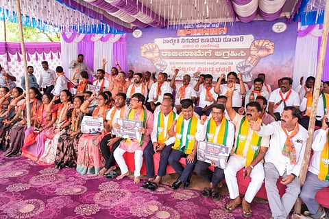 ಸಚವಿ ಬಿ.ನಾಗೇಂದ್ರ ರಾಜೀನಾಮೆಗೆ ಆಗ್ರಹಿಸಿ ಬಿಜೆಪಿ ನಾಯಕರು ಮಂಗಳವಾರ ಕೊಪ್ಪಳದಲ್ಲಿ ಧರಣಿ ನಡೆಸಿದರು. ಬಿಜೆಪಿ ಜಿಲ್ಲಾಧ್ಯಕ್ಷ ನವೀನ್​ ಗುಳಗಣ್ಣವರ, ಮಾಜಿ ಶಾಸಕ ಪರಣ್ಣ ಮುನವಳ್ಳಿ, ಪ್ರಮುಖರಾದ ಬಸವರಾಜ ಗೌರಾ, ವೀರಭದ್ರಪ್ಪ ನಾಯಕ್​, ರತ್ನಕುಮಾರಿ ಇದ್ದರು. 