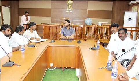 ಶ್ರೀಕೃಷ್ಣ ಜಯಂತಿ ಆಚರಣೆ ಸಂಬಂಧ ಮಂಗಳವಾರ ಕೊಪ್ಪಳದಲ್ಲಿ ಎಡಿಸಿ ಸಿದ್ರಾಮೇಶ್ವರ ಅಧ್ಯಕ್ಷತೆಯಲ್ಲಿ ಸಭೆ ನಡೆಯಿತು. ಕನ್ನಡ ಮತ್ತು ಸಂಸತಿ ಇಲಾಖೆ ಸಹಾಯಕ ನಿರ್ದೇಶಕ ಕರ್ಣಕುಮಾರ್​, ವಾರ್ತಾಧಿಕಾರಿ ಗವಿಸಿದ್ದಪ್ಪ ಹೊಸಮನಿ, ಸಮುದಾಯ ಮುಖಂಡರಾದ ಕುರುಗೋಡ ರವಿ ಯಾದವ, ಜಗನ್ನಾಥ ಯಾದವ, ಯಮನೂರಪ್ಪ ಇದ್ದರು.