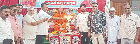  ಶ್ರಾವಣ ನಿಮಿತ್ತ ಮಳಖೇಡದ ಕಾರ್ತಿಕೇಶ್ವರ ಮಠದಲ್ಲಿ ಸೋಮವಾರ ಏರ್ಪಡಿಸಿದ್ದ ಶ್ರೀ ಸಿದ್ಧಾಂತ ಶಿಖಾಮಣಿ ಪ್ರವಚನ ಕಾರ್ಯಕ್ರಮವನ್ನು ಗ್ರಾಪಂ ಮಾಜಿ ಅಧ್ಯಕ್ಷ ರಾಜಶೇಖರ ಪುರಾಣಿಕ ಉದ್ಘಾಟಿಸಿದರು. ಶ್ರೀ ಅಭಿನವ ಕಾರ್ತಿಕೇಶ್ವರ ಶಿವಾಚಾರ್ಯ, ವೀರಣ್ಣ ಸಜ್ಜನಶೆಟ್ಟಿ, ದಿನೇಶ ಸಣ್ಣೂರ, ದೇವೇಂದ್ರಪ್ಪ ಹಳಿಜೋಳ, ಸಂದೀಪ ಸಂಗಾವಿ ಇತರರಿದ್ದರು.