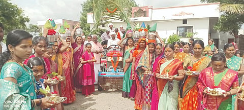 ಬಾಡಗಿ ಗ್ರಾಮದಲ್ಲಿ ಕೋಣಮ್ಮದೇವಿ ಮೂರ್ತಿ ಪ್ರತಿಷ್ಠಾಪನೆ ಮತ್ತು ಕಲಶಾರೋಹಣ ಜರುಗಿತು. ಶರಣಯ್ಯ ಸ್ವಾಮೀಜಿ, ಸದಾಶಿವ ಹೊನವಾಡಮಠ, ಸಂಗಯ್ಯ ಹಿರೇಮಠ, ಲಕ್ಷ್ಮಿಬಾಯಿ ಹುದ್ದಾರ, ಮೈತ್ರಾ ಉಮರಾಣಿ ಇತರರಿದ್ದರು.