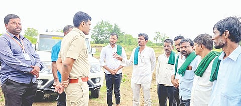 ಯಲ್ಲಮ್ಮವಾಡಿ ಕೆರೆಯಲ್ಲಿ ಪಂಪ್‌ಸೆಟ್ ತೆರವುಗೊಳಿಸುವಂತೆ ಅಧಿಕಾರಿಗಳೊಂದಿಗೆ ರೈತರು ಚರ್ಚಿಸಿದರು. ಪ್ರಕಾಶ ಪೂಜಾರಿ, ಚಂದ್ರಶೇಖರ ಸಾಗನೂರ, ಡಿ.ಎಂ.ಚನ್ನನಗೌಡ, ಮಹಾಂತೇಶ ನವಣಿ ಇತರರಿದ್ದರು.