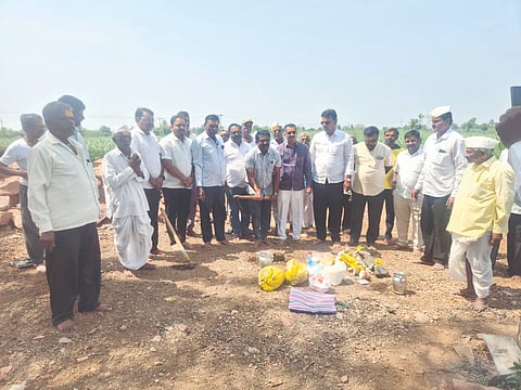 ಐನಾಪುರ ಪಟ್ಟಣದ ಬೀರಲಿಂಗೇಶ್ವರ ದೇವಸ್ಥಾನದ ಸಮುದಾಯ ಭವನಕ್ಕೆ ಸೋಮವಾರ ಪ್ರವೀಣ ಗಾಣಿಗೇರ ಭೂಮಿಪೂಜೆ ನೆರವೇರಿಸಿದರು. ಅರುಣ ಗಾಣಿಗೇರ, ಅರವಿಂದ ಕಾರಚಿ, ದಾದಾ ಜಂತನ್ನವರ ಇತರರಿದ್ದರು.