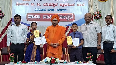 ಚಿಂಚಣಿ ಸಿದ್ಧಪ್ರಭು ಪದವಿಪೂರ್ವ ಕಾಲೇಜಿನಲ್ಲಿ ಈಚೆಗೆ ಸ್ನೇಹಸಮ್ಮೇಳನ ಹಾಗೂ ದ್ವಿತೀಯ ಪಿಯುಸಿ ವಿದ್ಯಾರ್ಥಿಗಳ ಬೀಳ್ಕೊಡುಗೆ ಸಮಾರಂಭವನ್ನು ಗಣ್ಯರು ಉದ್ಘಾಟಿಸಿದರು. ಎ.ಎಂ.ಕಾಮತ, ಸಿದ್ದಪ್ಪ ಪಟಾಯತ್, ಸುರೇಖಾ ಕಾಂಬಳೆ, ಸುರೇಖಾ ಕುಲಕರ್ಣಿ ಇತರರಿದ್ದರು.