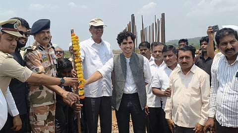ಮಲ್ಲಟ್ಟಿ&ಸುತಗಟ್ಟಿ ನಡುವೆ ಟಪ್ರಭಾ ನದಿಗೆ ನಿರ್ಮಿಸುತ್ತಿರುವ ಬ್ರಿಡ್ಜ್​ ಕಂ ಬ್ಯಾರೇಜ್​ ನಿರ್ಮಾಣಕ್ಕೆ ಸಚಿವ ಸತೀಶ ಜಾರಕಿಹೊಳಿ ಚಾಲನೆ ನೀಡಿದರು. ಮೊಹಮ್ಮದ್​ ರೋಷನ್​, ಭೂಷಣ ಬೋರಸೆ, ರಾಹುಲ್​ ಶಿಂಧೆ, ಪಿ.ಆರ್​.ಮಲ್ಲಾಡದ, ಕಿರಣ ರಜಪೂತ ಇತರರಿದ್ದರು.