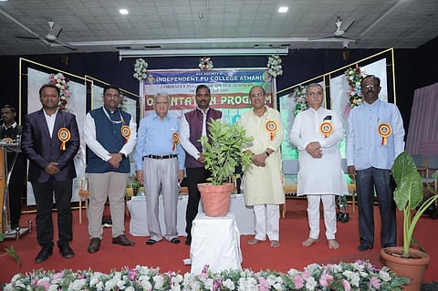 ಅಥಣಿಯ ಕೆಎಲ್‌ಇ ಸಂಸ್ಥೆಯ ಸ್ವತಂತ್ರ ವಿಜ್ಞಾನ ಪದವಿಪೂರ್ವ ಮಹಾವಿದ್ಯಾಲಯದ ಓರಿಯೆಂಟೇಷನ್ ಕಾರ್ಯಕ್ರಮ ಉದ್ಘಾಟನೆಯಲ್ಲಿ ಮಹಾಂತೇಶ ಕವಟಗಿಮಠ, ಮಹೇಶ ಕುಮಠಳ್ಳಿ, ಡಾ.ಮಲ್ಲಿಕಾರ್ಜುನ ಹಂಜಿ, ಸಿದರಾಯ ಭೋಸಗಿ, ಶ್ರೀನಿವಾಸ ಕನಪರ್ತಿ ಇತರರಿದ್ದರು.