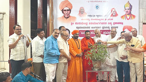 ಅಥಣಿ ಗಚ್ಚಿನಮಠದಲ್ಲಿ ಶ್ರಾವಣಮಾಸದ ಪ್ರಯುಕ್ತ ಬಸವ ಸಂಸ್ಕೃತಿ ಪ್ರವಚನಕ್ಕೆ ಗಣ್ಯರು ಚಾಲನೆ ನೀಡಿದರು. ಶಿವಬಸವ ಸ್ವಾಮೀಜಿ, ಪ್ರಭುದೇವ ಸ್ವಾಮೀಜಿ, ಪ್ರಕಾಶ ಮಹಾಜನ, ಈರಯ್ಯ ಜಗದಾಳಮಠ ಇತರರಿದ್ದರು.