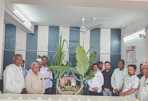 ದರೂರ ಗ್ರಾಮದ ಡಾ.ಪ್ರಭಾಕರ ಕೋರೆ ಸೊಸೈಟಿಯ ೩ನೇ ವಾರ್ಷಿಕೋತ್ಸವ ಸಮಾರಂಭದಲ್ಲಿ ಶಿದಗೊಂಡ ಗುಮತಾಜ, ರವೀಂದ್ರ ಕರೋಶಿ, ಪ್ರಧಾನಿ ಕುಂಬಾರ ಇತರರಿದ್ದರು.