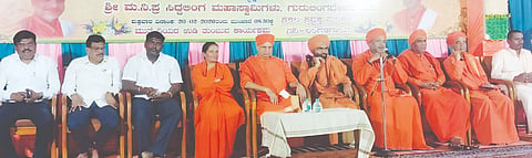 ನದಿ ಇಂಗಳಗಾಂವ ಗ್ರಾಮದ ಶಿವಯೋಗೀಶ್ವರ ಮಠದಲ್ಲಿ ಶರಣ ಸಂಸ್ಕೃತಿ ಉತ್ಸವ ನಿಮಿತ್ತ ಹಮ್ಮಿಕೊಂಡಿದ್ದ ಶಿವಯೋಗಿಗಳ ಜೀವನ ದರ್ಶನ ಪ್ರವಚನ ಕಾರ್ಯಕ್ರಮದಲ್ಲಿ ಮುರುಘರಾಜೇಂದ್ರ ಸ್ವಾಮೀಜಿ ಮಾತನಾಡಿದರು. ಮಲ್ಲಿಕಾರ್ಜುನ ಸ್ವಾಮೀಜಿ, ಸಿದ್ಧಲಿಂಗ ಸ್ವಾಮೀಜಿ, ಬಸವಲಿಂಗ ಸ್ವಾಮೀಜಿ, ಬಸವೇಶ್ವರಿ ಮಾತಾಜಿ ಇತರರಿದ್ದರು.