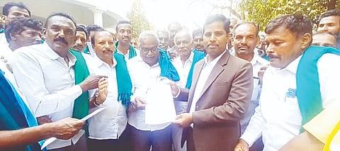 ವಿಸಿ ನಾಲೆಯ ತುರಗನೂರು ಶಾಖೆಗೆ ನೀರು ಬಿಡುವಂತೆ ಆಗ್ರಹಿಸಿ ಕರ್ನಾಟಕ ರಾಜ್ಯ ರೈತ ಸಂಘ ಮೂಲ ಸಂಘಟನೆಯ ಜಿಲ್ಲಾಧ್ಯಕ್ಷ ಬನ್ನೂರು ನಾರಾಯಣ್ ಮಂಡ್ಯ ಜಿಲ್ಲಾಧಿಕಾರಿ ಡಾ. ಕುಮಾರ್ ಅವರಿಗೆ ಮನವಿ ಸಲ್ಲಿಸಿದರು. 